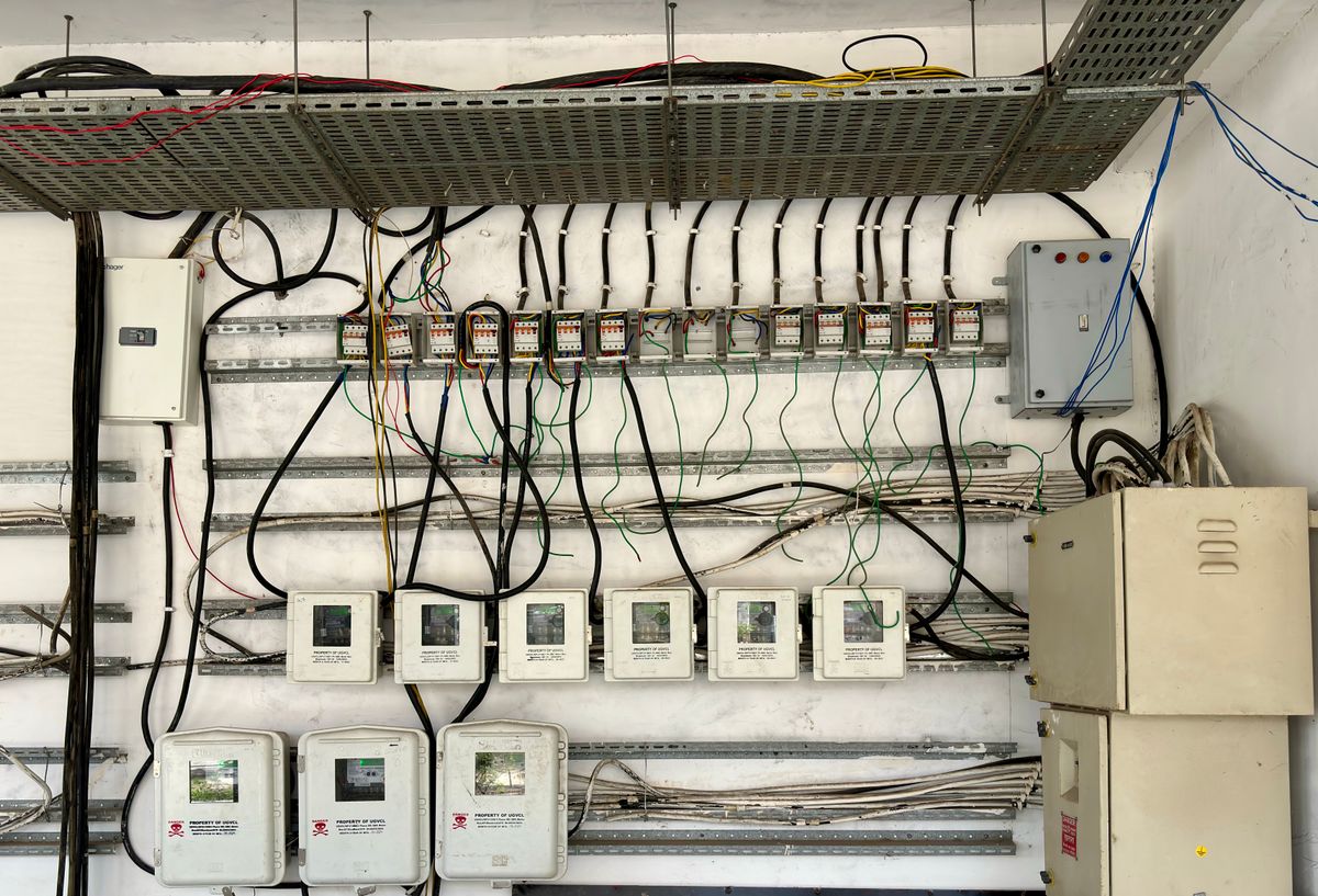 Main-Tie-Main Configuration