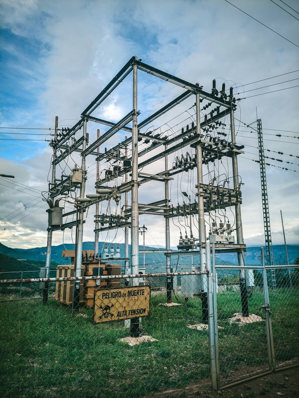 Metal-Enclosed Load-Interrupter